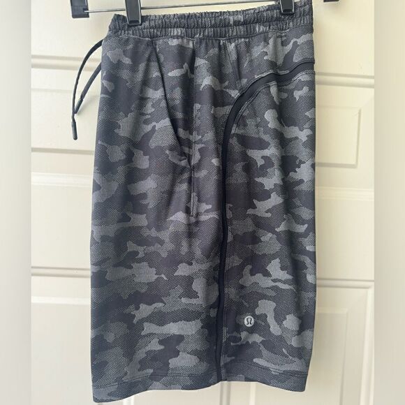 Lululemon Pace Breaker Short - Lined 9"
 in Variegated Black Camo Size S - Picture 10 of 13